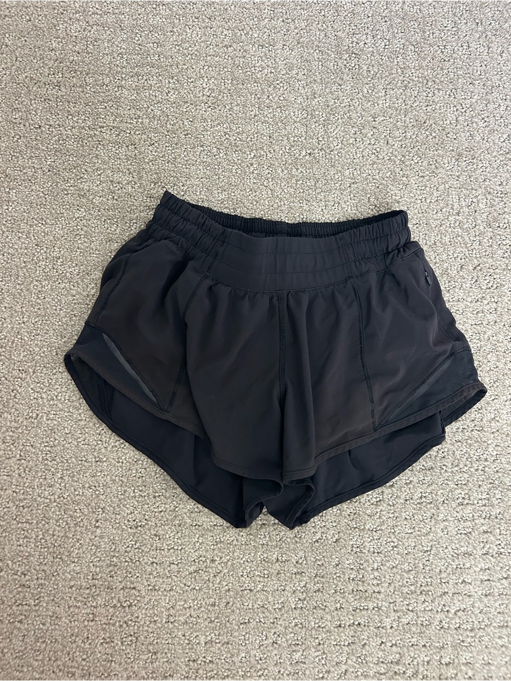 Lululemon Black Hotty Hot Lowrise Lined 2.5” Shorts Size 2!
